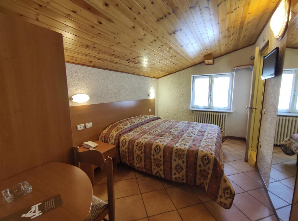 Hotel Milano Piazzatorre Bagian luar foto