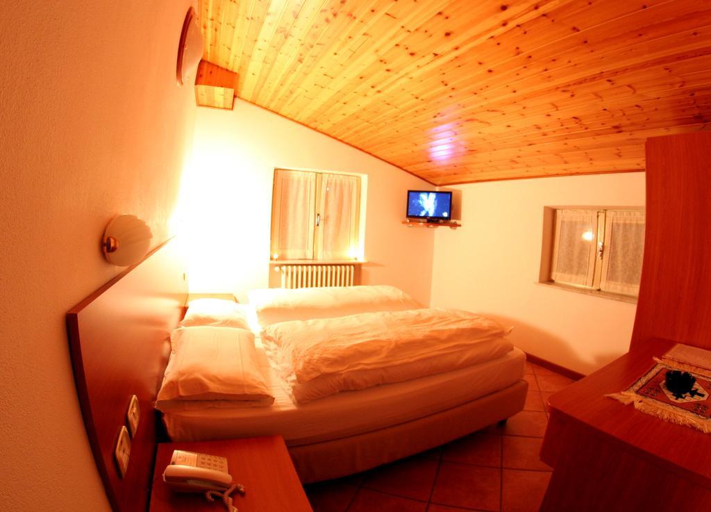 Hotel Milano Piazzatorre Bagian luar foto